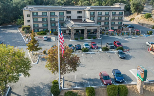 Yosemite Southgate Hotel & Suites