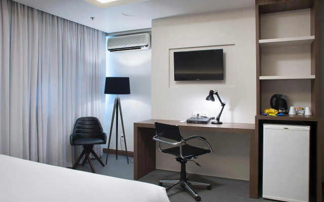Master Porto Alegre Hotel - Av Carlos Gomes, Proximo Consulado Americano