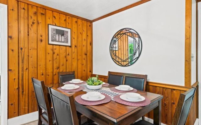 The Gingerbread House: 4 BR chalet, w/ Sunroom/Deck, sleeps 12, modern amenities