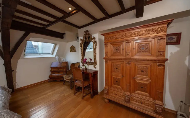 Unique Apartment In Historic Mansion