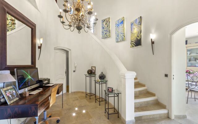 Cannes Mandelieu Lovely 6-Bed Villa