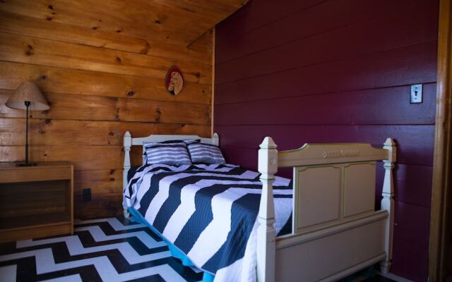 Hicksville Pines Chalets & Motel