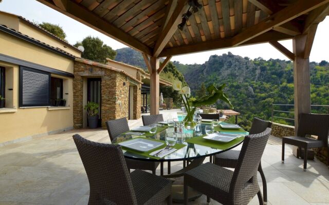 Villa piscine à débordement panorama