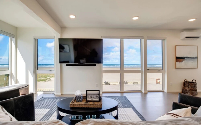 Seaside Vacation Rental: Walk to Beach & Downtown!