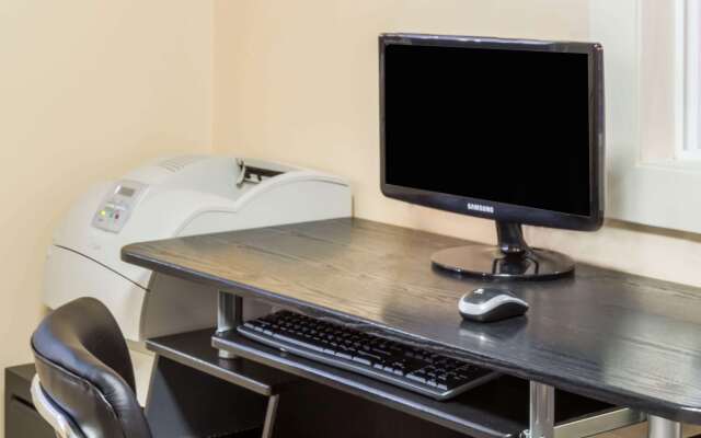 Days Inn by Wyndham Middletown/Newport Area