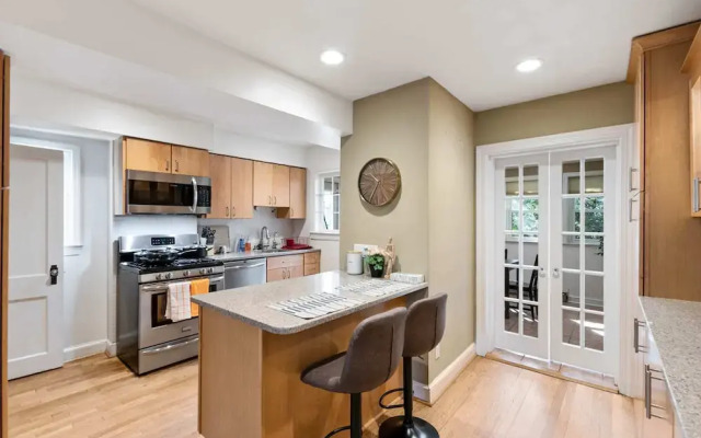 Beautiful 3br/3ba Colonial House by Cozysuites