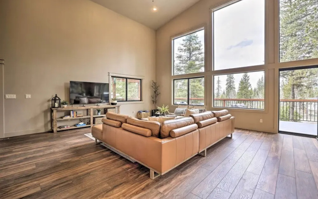 Sled Hill & Hot Tub Access: Mccall Family Cabin!