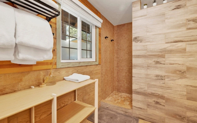 Lily's Bear Cabin #2544