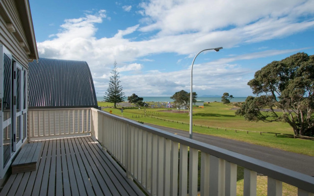 Waihi Charm - Waihi Beach Holiday Home