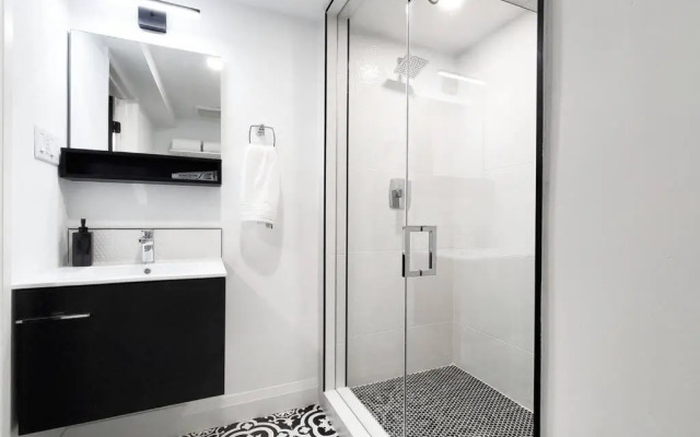 Renovated Guest Suite Near The Lake & High Park in Toronto!