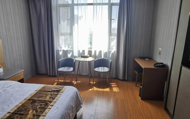 Super 8 Hotel (Aksu Jinlan Square)