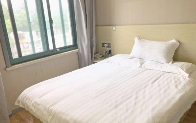 Orangewood Hotel (Shanghai Pengpu Xincun Subway Station)