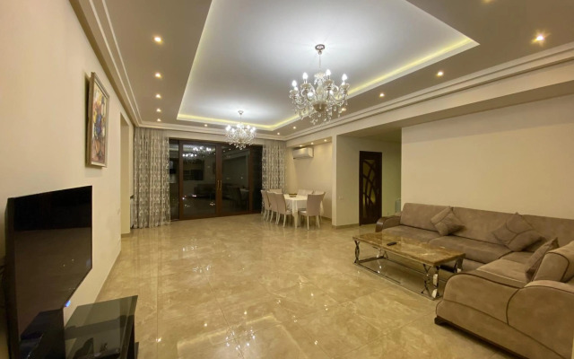 Teryan street 3 bedrooms Luxury and Unique apartment TT777