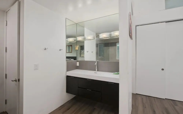 2nd Story Masterpiece In Venice Beach 4 Bedroom Home by RedAwning