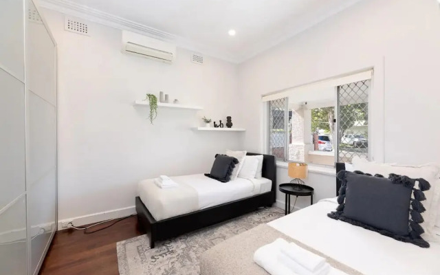 Beautiful 3BR Family Home With Backyard and BBQ