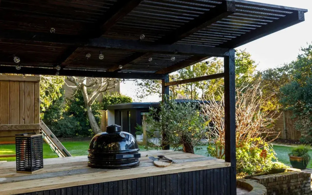 Stylish 4 Bed Home Close to Beach