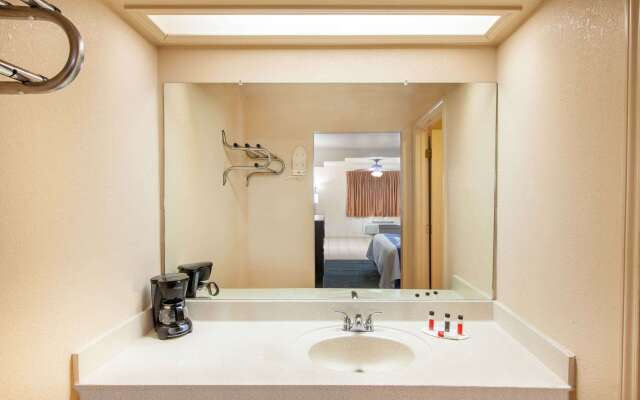 Days Inn & Suites by Wyndham Braunig Lake