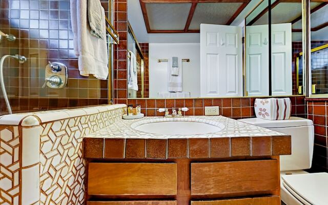 Beach Bungalow in Ventura by RedAwning