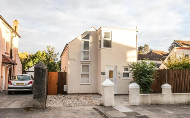Superb Detached Coach House in Peaceful Location!