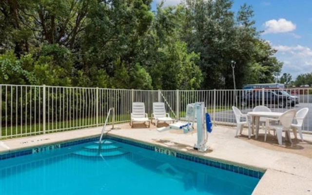 Motel 6 Macclenny, FL