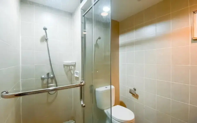 1BR Queen Bed at Ancol Marina Apartment near Dufan