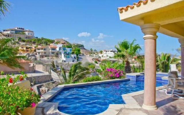 Great Location with Ocean Views, Villa Bougainvillea