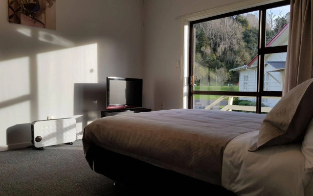 Kelly's Riverside Motel