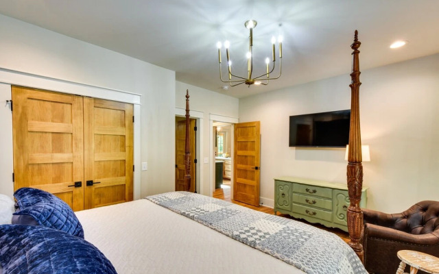 Luxurious Clarkesville Cabin w/ Decks & Fire Pit