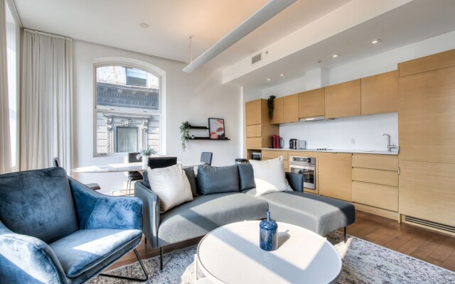 The taliane Superbe Condo 2BDR Montreal