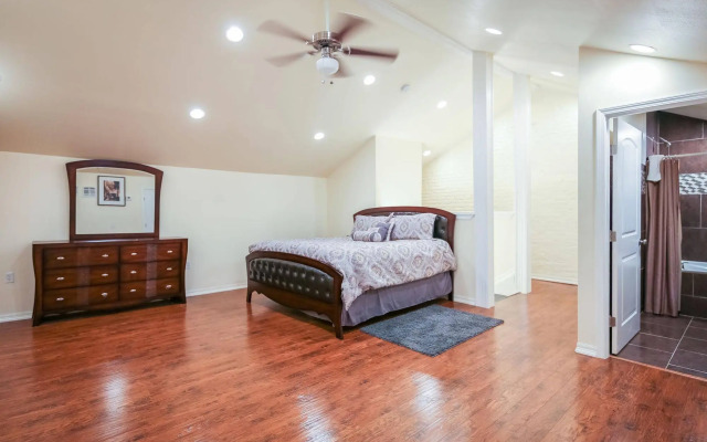 Downtown Spacious Suites by Hosteeva