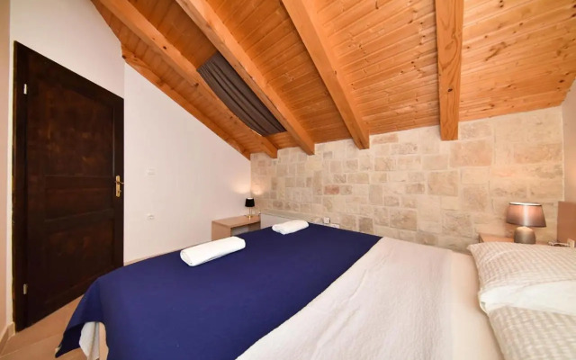 Authentic Stone House Stela & Lea