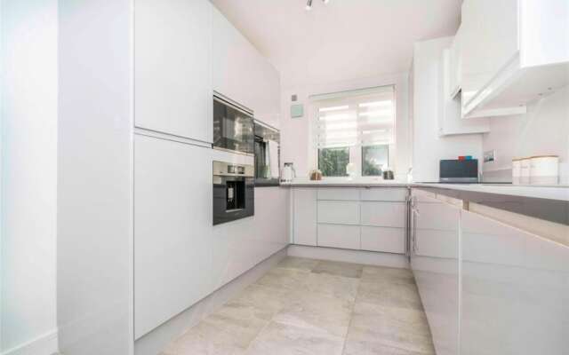 Impeccable 2-bed Apartment Close to City Centre