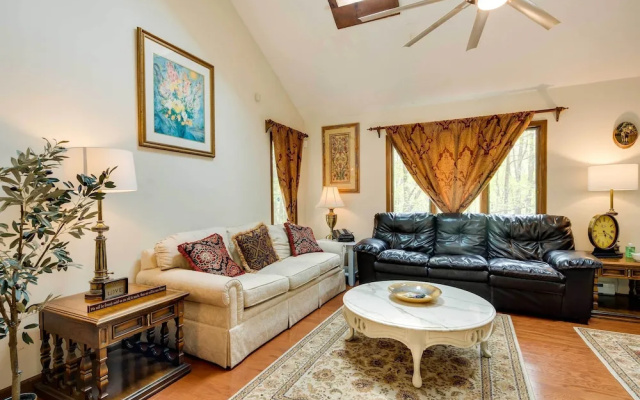 Albrightsville Family Hideaway w/ Private Hot Tub!
