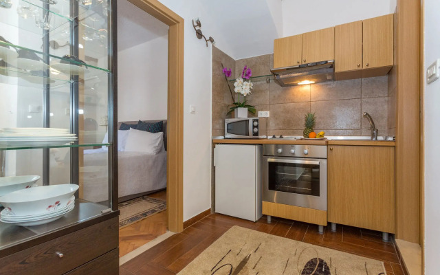 Apartment and Rooms Stay