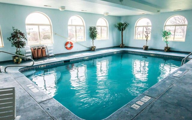 Quality Inn & Suites Woodstock near Lake Geneva