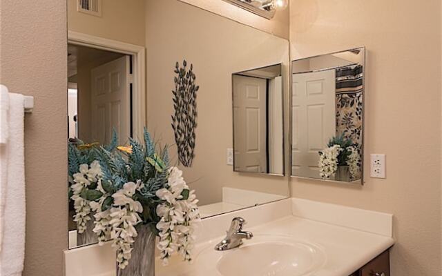 Canuck Condo 2 BR by Casago