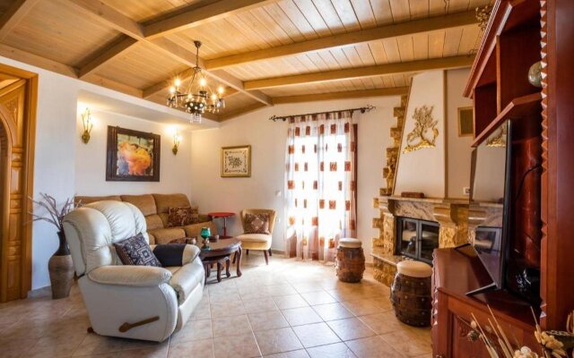 Reisis Family Residence