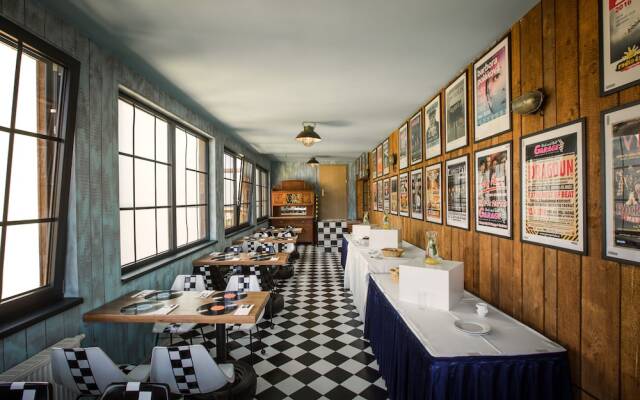 Retro Hotel Garage