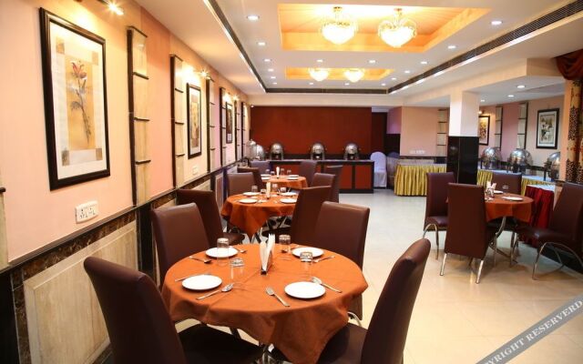 OYO 13052 Hotel Conclave Inn