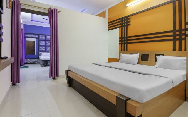 Spot On 62318 Rajhamsa Hotel