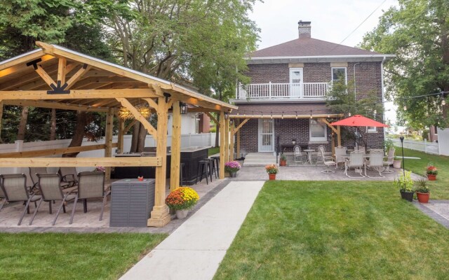 4 BDR Lake Geneva Estate Across From Beach!