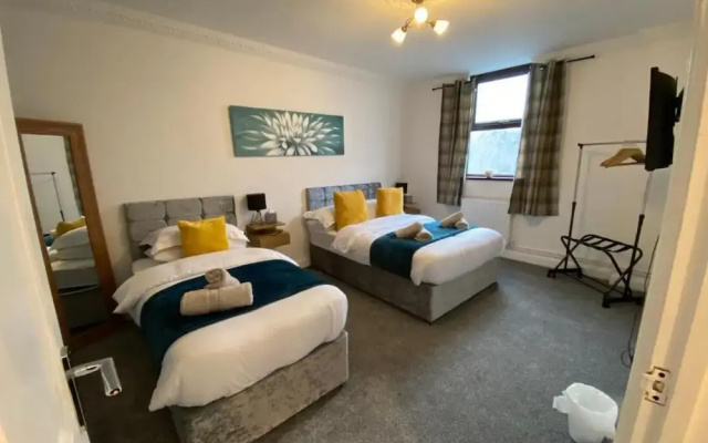7 Person Home Flat W/parking - Near Swansea Centre