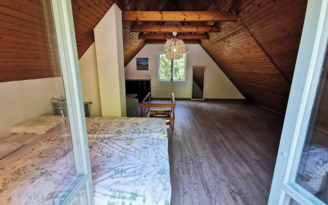 Sunny Wooden House on Creek, 30 Minutes Prague