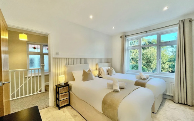 Stylish 3-bed House in Hornchurch - Free Parking