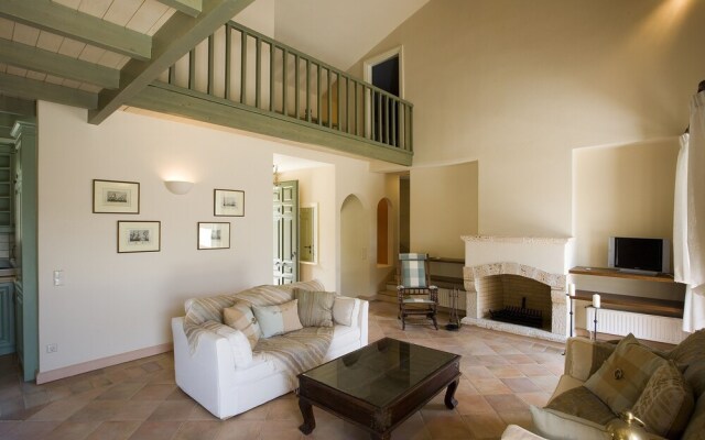 Seaview Beach House by Villarentalsgr