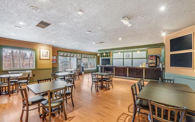 Econo Lodge Whitehall near Michigan's Adventure