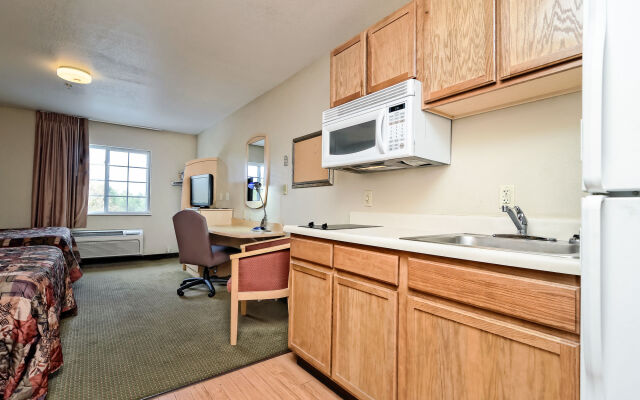 HomeTowne Studios & Suites by Red Roof Bentonville