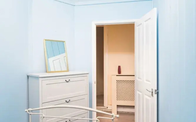 Three Bedroom Apartment Next To Pub