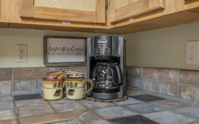 Bear Paw 2 Bedroom Home by NW Comfy Cabins by RedAwning