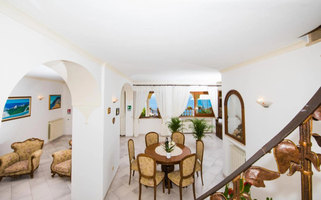 Villa Savina - Elegant Family Villa Overlooks Amalfi Coast -